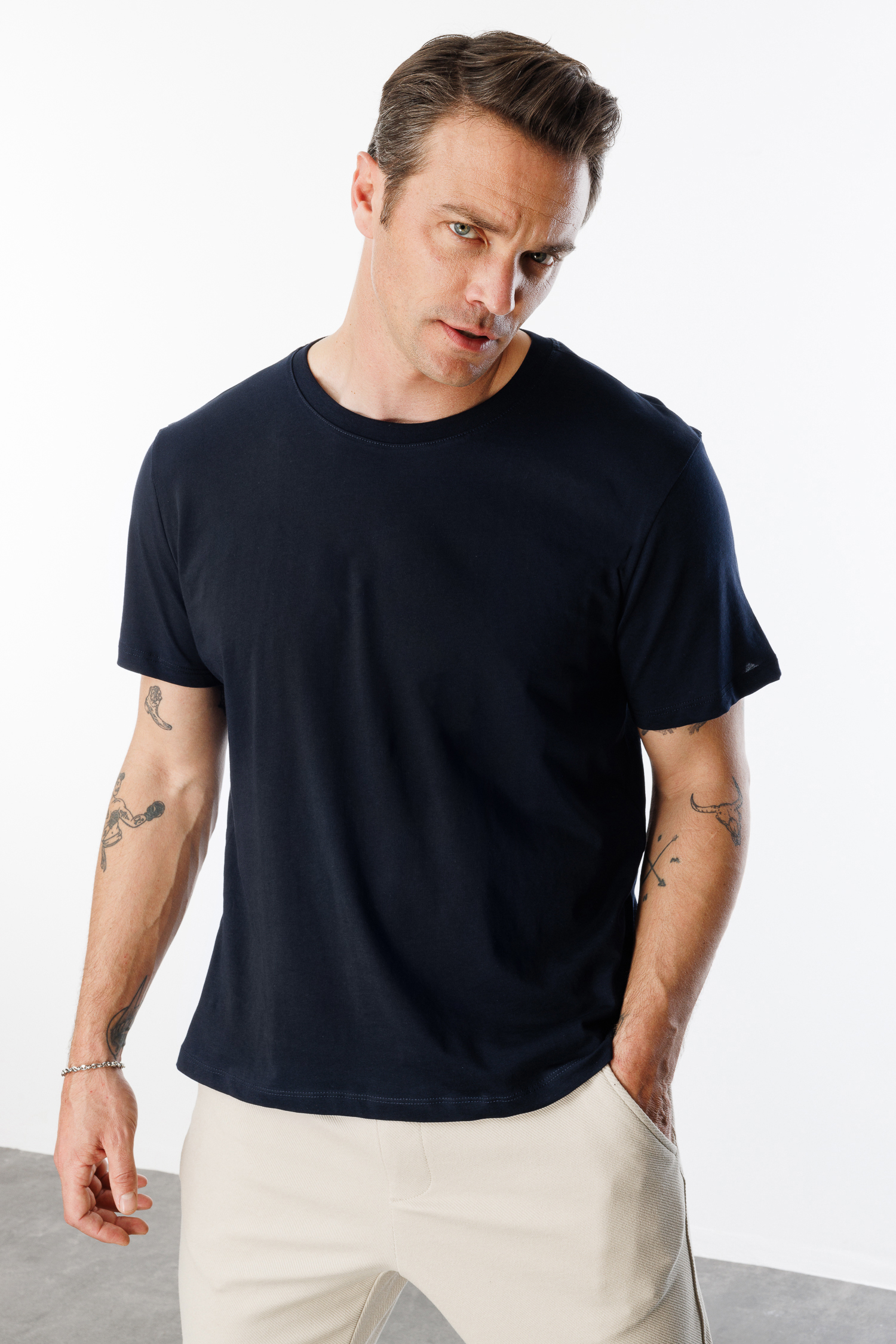 Erkek%20T-shirt%20%100%20Pamuk%20Regular%20Fit%20Standart%20Kesim%20Bisiklet%20Yaka%20Basic%20Tişört%20BASIC-T-SHIRT1-Lacivert
