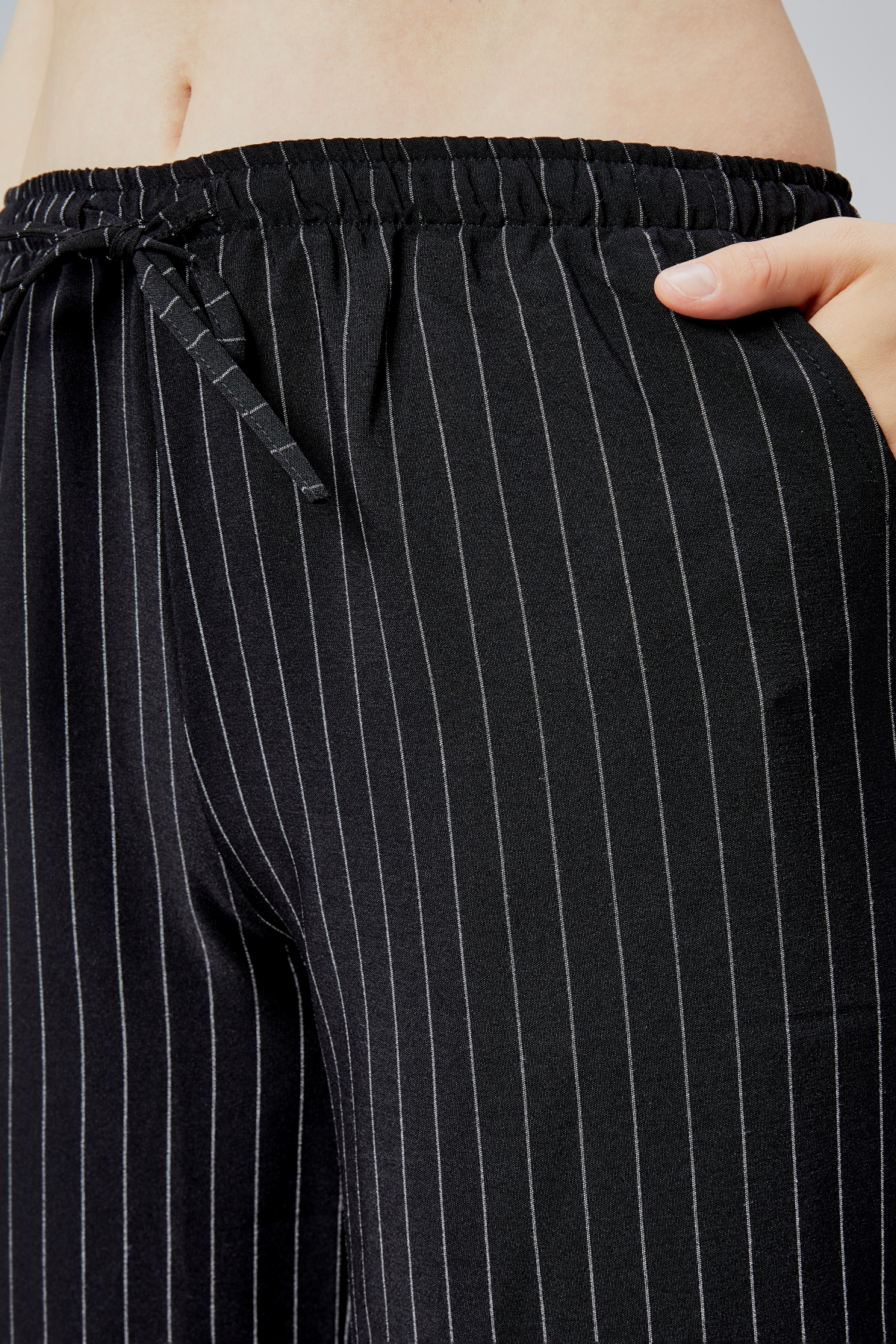 Kadın%20Pantolon%20Geniş%20Paça%20Yüksel%20Bel%20Cepli%20Çizgili Pantolon%20ÇİZGİLİ-PANTOLON-Siyah