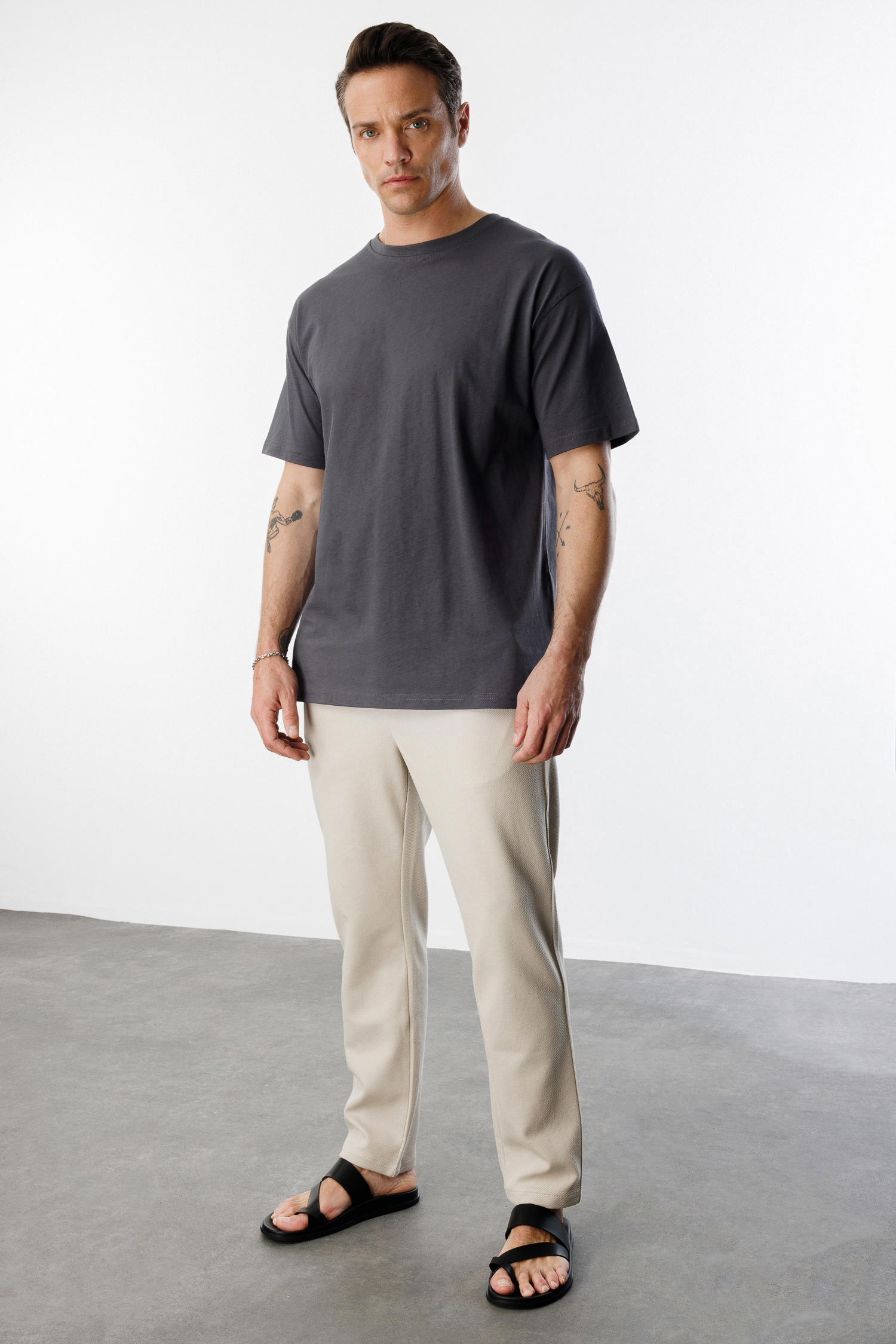 Erkek%20Oversize%20Fit%20%100%20Organik%20Pamuk%20Bisiklet%20Yaka%20Tişört%20OVERSIZE-ERKEK-T-SHIRT-Füme